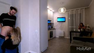 Blondynka Molly Kelt oszukuje męża pod jego nosem