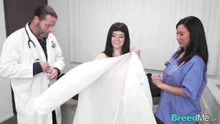Sprośny doktorek zerżnie swoją młodą pacjentkę