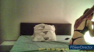 Para kochanków pierdli się na hotelowym łóżku