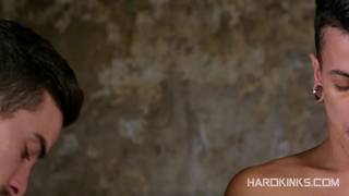 Gejowskie gangbang z delikatną zdominowaną parą