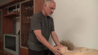 Stary masażysta nie wytrzyma i possie młodego chuja!