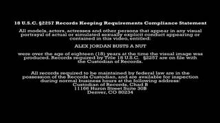 Alex Jordan szaleje solo na łóżku z chujem w dłoni