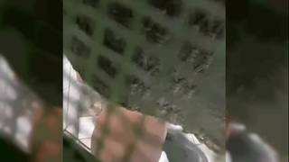 Naga brunetka filmowana w kąpieli przez podglądacza