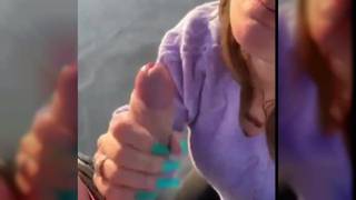 Seksowna dziwka lubi obciągać kutasa na dworze