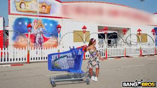 Młody facet zerżnie na dworze karlicę z cyrku!