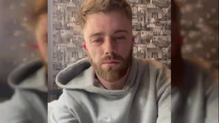 Gorący blondyn zerżnie swoją dupę grubym dildo