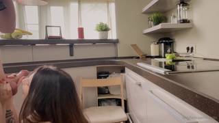 Poranne ssanie chuja w kuchni w jej głębokim gardle