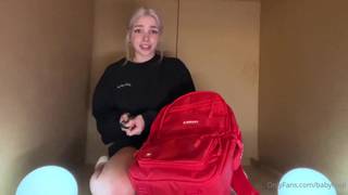 Młoda ładna blond dziwka wyrucha się zabawką