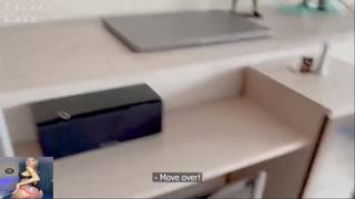 Ta brunetka z dupą w kolorowych tatuażach lubi seks