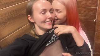 Piękne młode kobiety uprawiają słodki seks lesbijek