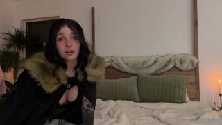 Piękna dziewczyna pieści się w nastrojowej sypialni