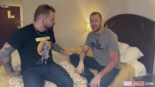 Dwóch muskularnych tatuśków ma gorący seks