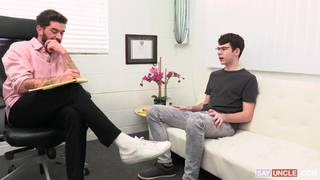 Dakota Lovell zerżnięty przez przystojnego terapeutę!