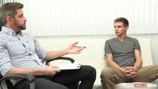 Młodego Ashton Silvers wyrucha dojrzały terapeuta