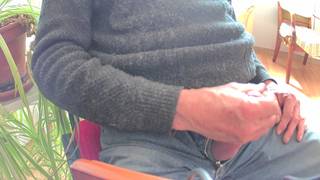 Starszy facet masturbuje sobie chuja wyjętego z rozporka