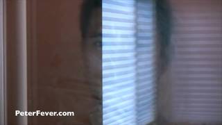 Przystojny gej Azjata masturbuje kutasa w saunie