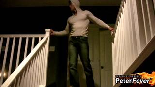 Azjatycki gej masturbuje dużego chuja przed lustrem