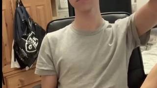 Nastoletni gej zwali swojego dużego twardego chuja