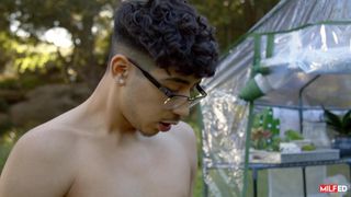 Jenna Starr chce być zerżnięta wewnątrz szklarni