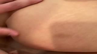 Dwie lesbijki zlizują wytrysk faceta z jego ciała