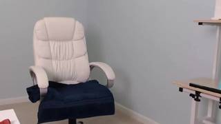 Seksowna brunetka ma orgazm dzięki dildo