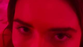 W czerwonym świetle bawi się cycami i seks zabawką