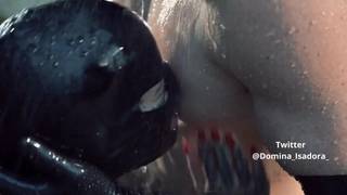 Mroczna scena masochizmu i seksualnej dominacji