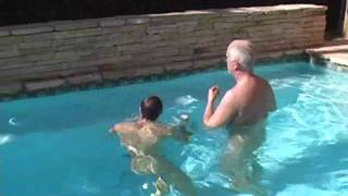 Brenden Sharpe daje się obciągać na brzegu basenu