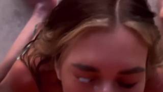 Ładna dziwka robi mu loda i siada na kutasie