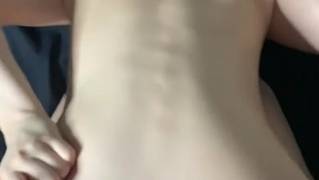 Para nastolatków ćwiczy ruchanie w pozycji na pieska