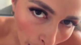 Młoda brunetka umiejętnie zrobi loda kochankowi