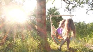 Masturbacja cycatej blondynki w hamaku na dworze