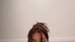 Seksowna laleczka w okularach dobrze się rżnie w POV