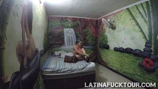 Latynoska cycata mamuśka obciąga chuja przed ruchaniem