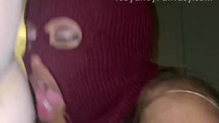 Facet ssie chuja czarnej trans i otwiera dupę