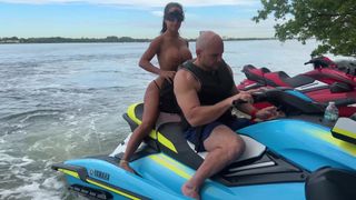 J.Mac trysnie ciepłą spermą na twarz Miss Lexa