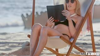 Po dniu na plaży Sarah Taylor lubi się rżnąć w hotelu