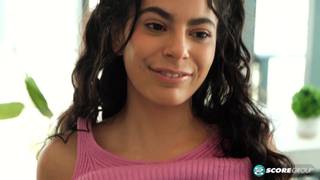 Słodka i zalotna dziewczyna Angel Gostosa palcuje swoją cipkę