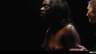 Lesbijskie gorące lizanie między Ana Foxx i Maya Woulfe