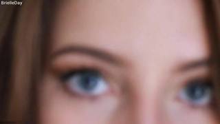 Podniecająca brunetka rozbiera się przed kamerą