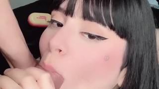 Śliczna brunetka po fellatio polyka porcję spermy