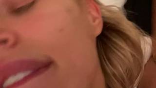 Blondynka masturbuje swoją cipkę i tyłek swoimi zabawkami erotycznymi