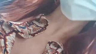 French LittleAngel84 wciska ogórka w dupę za sklepem