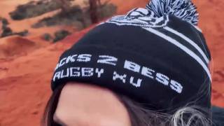 LittleAngel84 idzie na polowanie na dużego twardego kutasa w lesie