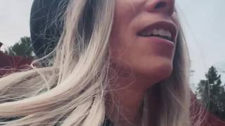 LittleAngel84 idzie na polowanie na dużego twardego kutasa w lesie