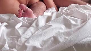 Para ciesząc się luźnym seksem w łóżku, ona ruszyła ostro na fiuta