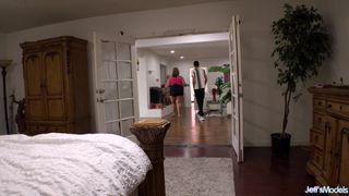 BBW zerżnięta w salonie przez dobrze zbudowanego czarnego faceta