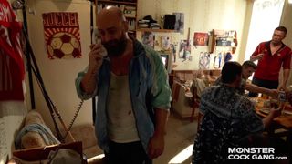 Sprośny mężulek podzieli się z kolegami własną żoną!