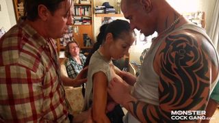 Przybrana mamuśka obciąga kutasy na sprośnej imprezce