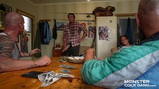 Przybrana mamuśka obciąga kutasy na sprośnej imprezce